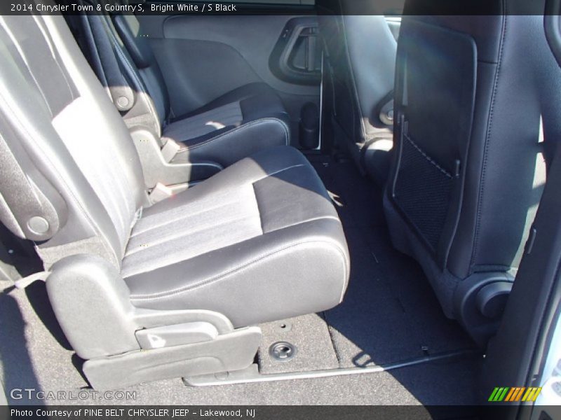 Bright White / S Black 2014 Chrysler Town & Country S