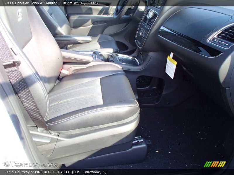 Bright White / S Black 2014 Chrysler Town & Country S