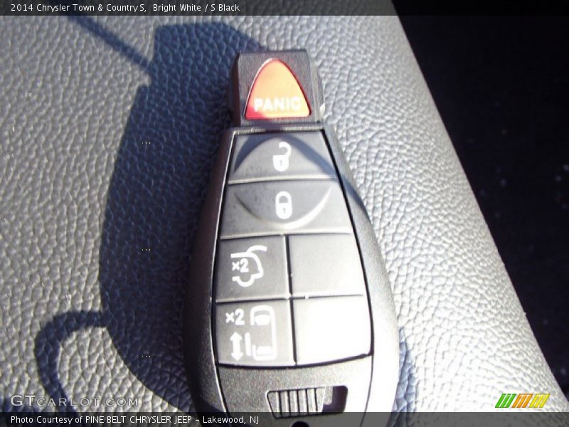 Bright White / S Black 2014 Chrysler Town & Country S