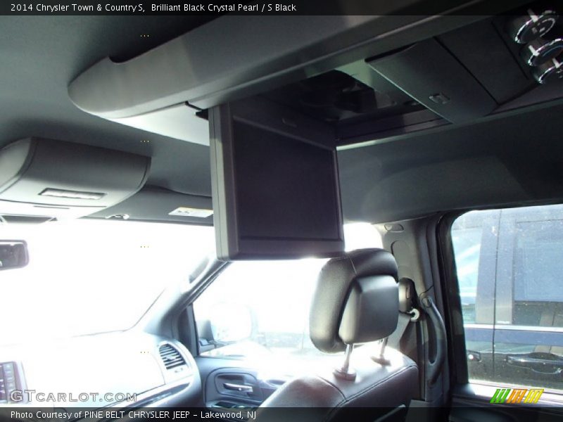 Brilliant Black Crystal Pearl / S Black 2014 Chrysler Town & Country S