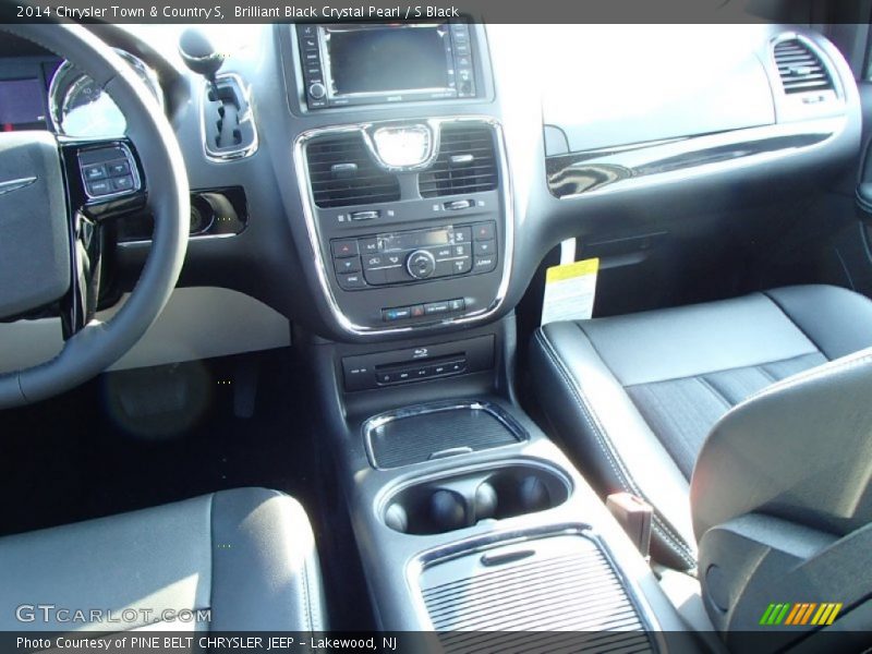 Brilliant Black Crystal Pearl / S Black 2014 Chrysler Town & Country S
