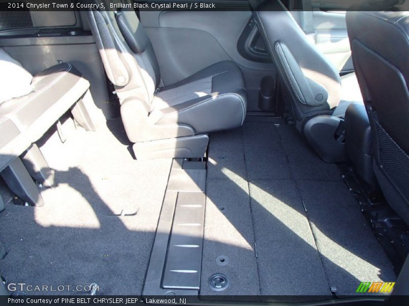 Brilliant Black Crystal Pearl / S Black 2014 Chrysler Town & Country S