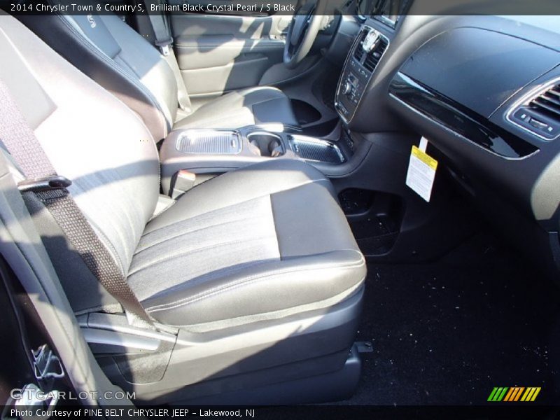 Brilliant Black Crystal Pearl / S Black 2014 Chrysler Town & Country S