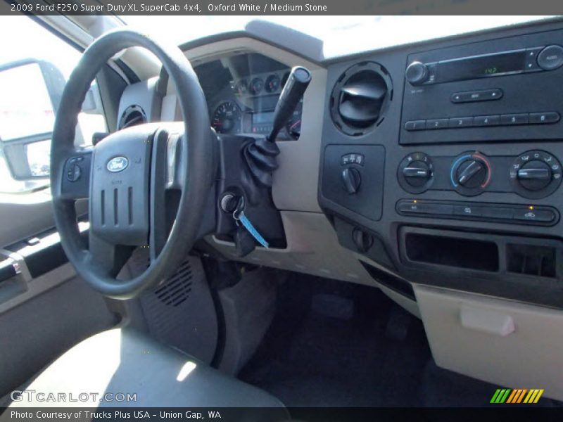 Oxford White / Medium Stone 2009 Ford F250 Super Duty XL SuperCab 4x4
