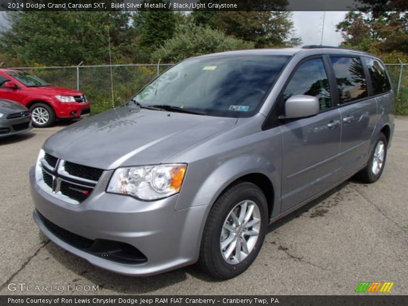 Front 3/4 View of 2014 Grand Caravan SXT
