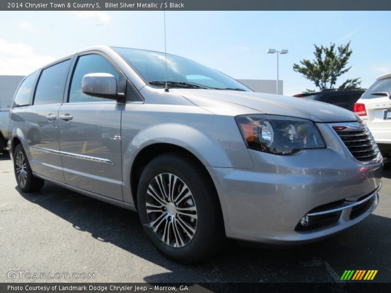 Front 3/4 View of 2014 Town & Country S