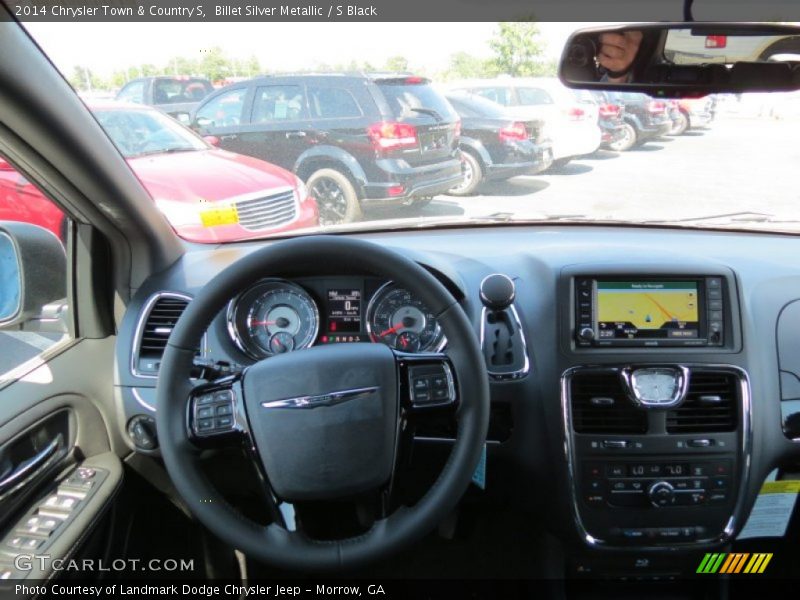 Dashboard of 2014 Town & Country S