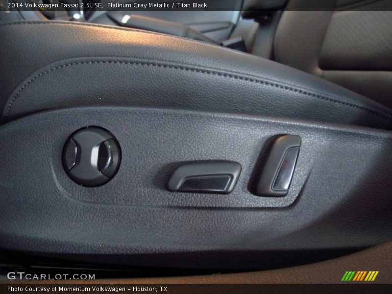Platinum Gray Metallic / Titan Black 2014 Volkswagen Passat 2.5L SE