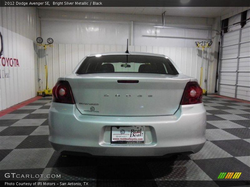 Bright Silver Metallic / Black 2012 Dodge Avenger SE