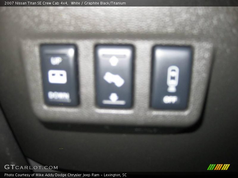 White / Graphite Black/Titanium 2007 Nissan Titan SE Crew Cab 4x4