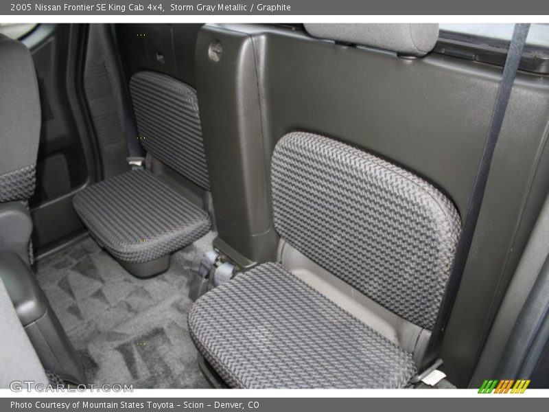 Storm Gray Metallic / Graphite 2005 Nissan Frontier SE King Cab 4x4