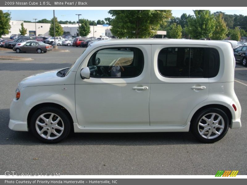 White Pearl / Black 2009 Nissan Cube 1.8 SL