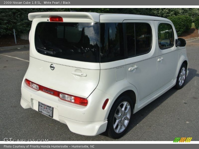 White Pearl / Black 2009 Nissan Cube 1.8 SL
