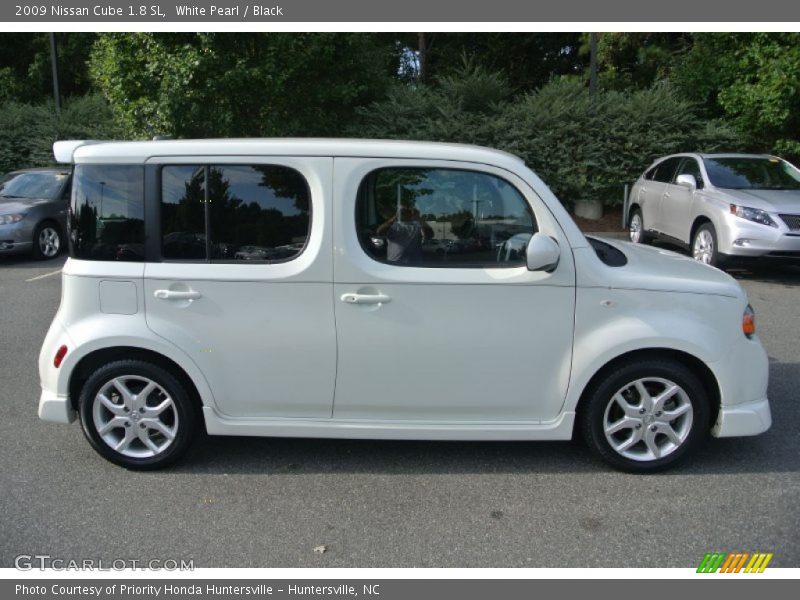 White Pearl / Black 2009 Nissan Cube 1.8 SL