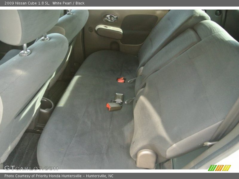 White Pearl / Black 2009 Nissan Cube 1.8 SL