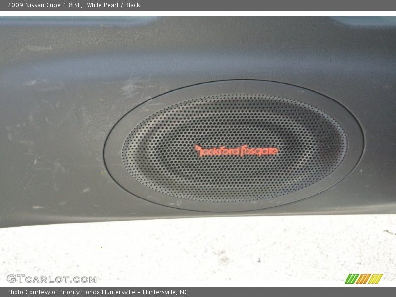 White Pearl / Black 2009 Nissan Cube 1.8 SL