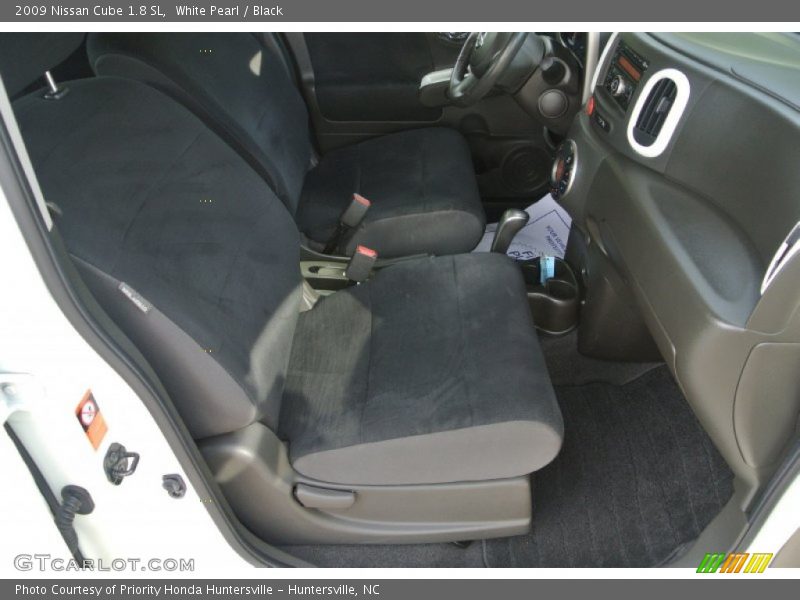 White Pearl / Black 2009 Nissan Cube 1.8 SL