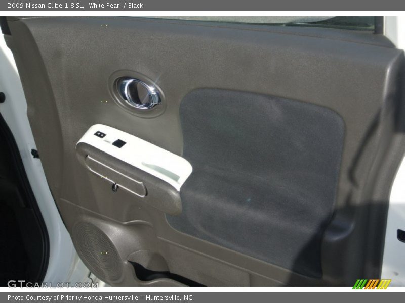 White Pearl / Black 2009 Nissan Cube 1.8 SL