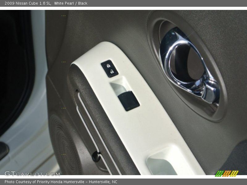 White Pearl / Black 2009 Nissan Cube 1.8 SL