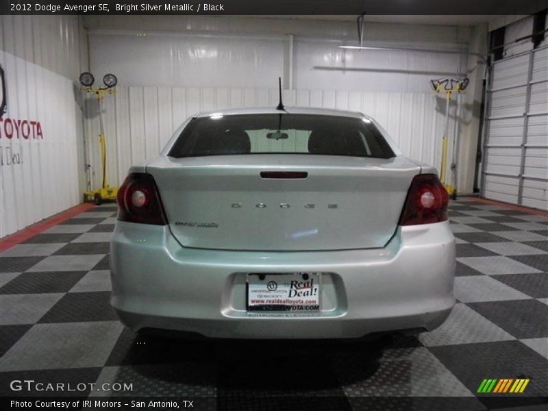 Bright Silver Metallic / Black 2012 Dodge Avenger SE