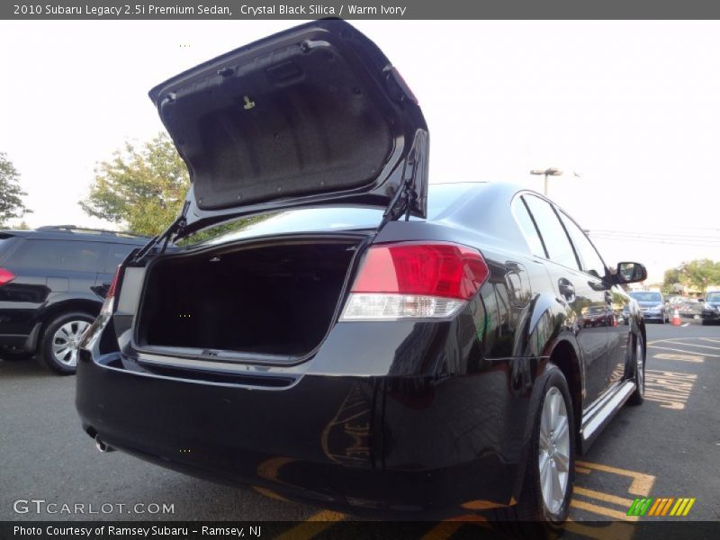 Crystal Black Silica / Warm Ivory 2010 Subaru Legacy 2.5i Premium Sedan