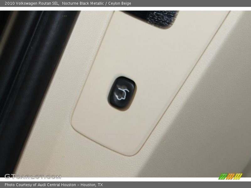 Nocturne Black Metallic / Ceylon Beige 2010 Volkswagen Routan SEL