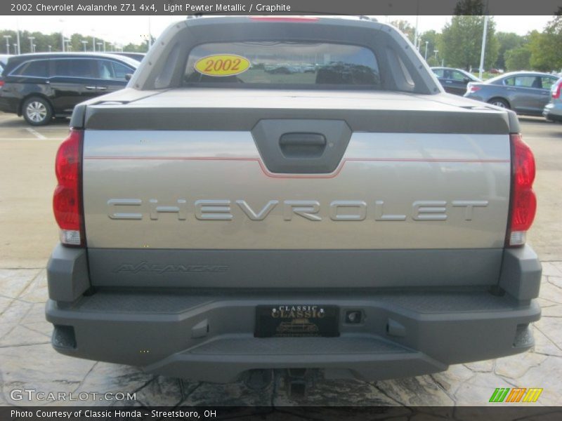 Light Pewter Metallic / Graphite 2002 Chevrolet Avalanche Z71 4x4
