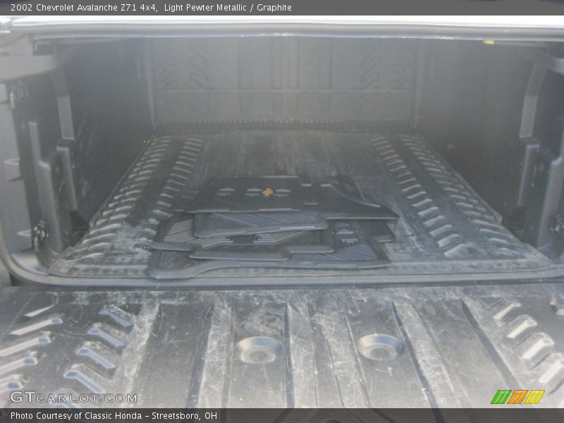 Light Pewter Metallic / Graphite 2002 Chevrolet Avalanche Z71 4x4