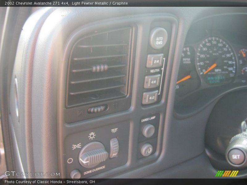 Light Pewter Metallic / Graphite 2002 Chevrolet Avalanche Z71 4x4