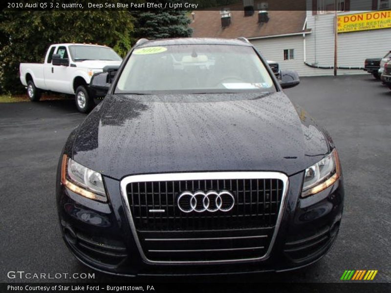 Deep Sea Blue Pearl Effect / Light Grey 2010 Audi Q5 3.2 quattro
