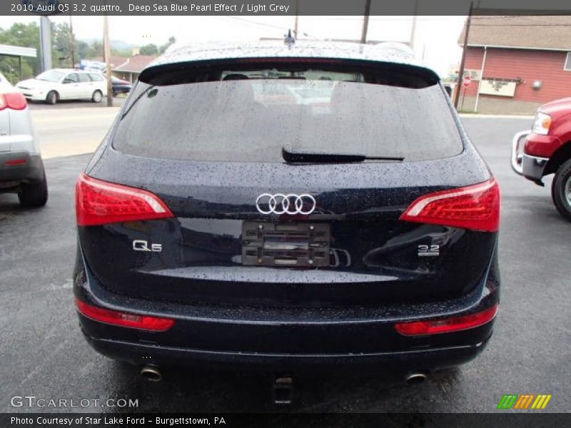 Deep Sea Blue Pearl Effect / Light Grey 2010 Audi Q5 3.2 quattro