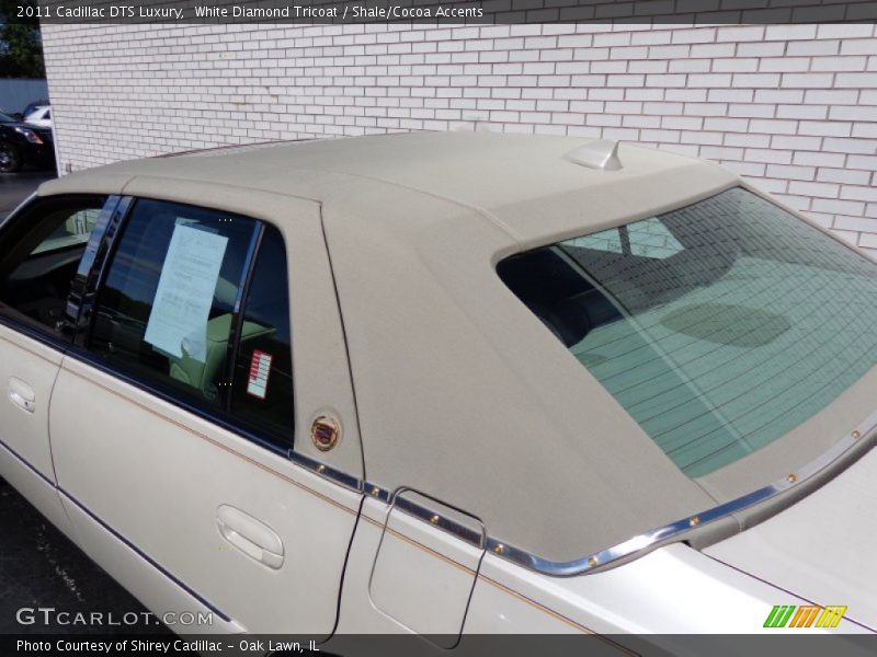 White Diamond Tricoat / Shale/Cocoa Accents 2011 Cadillac DTS Luxury