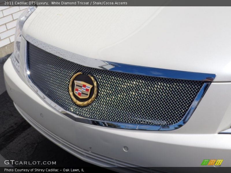 White Diamond Tricoat / Shale/Cocoa Accents 2011 Cadillac DTS Luxury