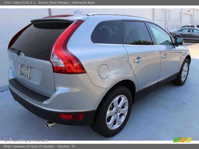 Electric Silver Metallic / Anthracite Black 2013 Volvo XC60 3.2