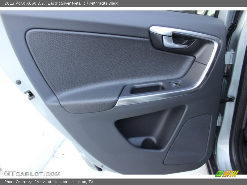 Electric Silver Metallic / Anthracite Black 2013 Volvo XC60 3.2