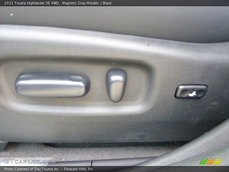 Magnetic Gray Metallic / Black 2013 Toyota Highlander SE 4WD