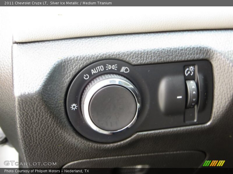 Silver Ice Metallic / Medium Titanium 2011 Chevrolet Cruze LT
