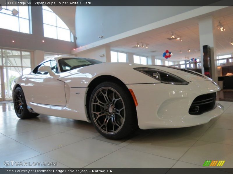 Front 3/4 View of 2014 SRT Viper Coupe