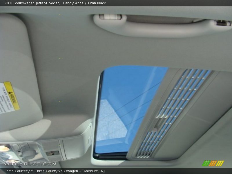 Candy White / Titan Black 2010 Volkswagen Jetta SE Sedan