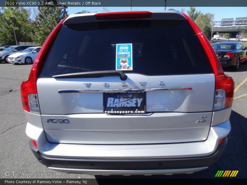 Silver Metallic / Off Black 2010 Volvo XC90 3.2 AWD