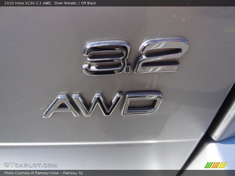 Silver Metallic / Off Black 2010 Volvo XC90 3.2 AWD