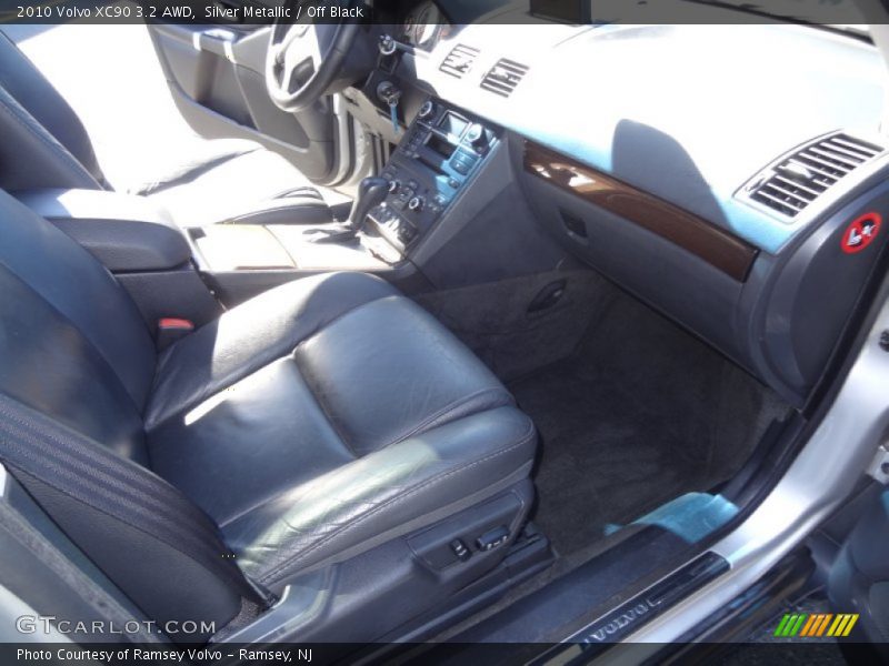 Silver Metallic / Off Black 2010 Volvo XC90 3.2 AWD