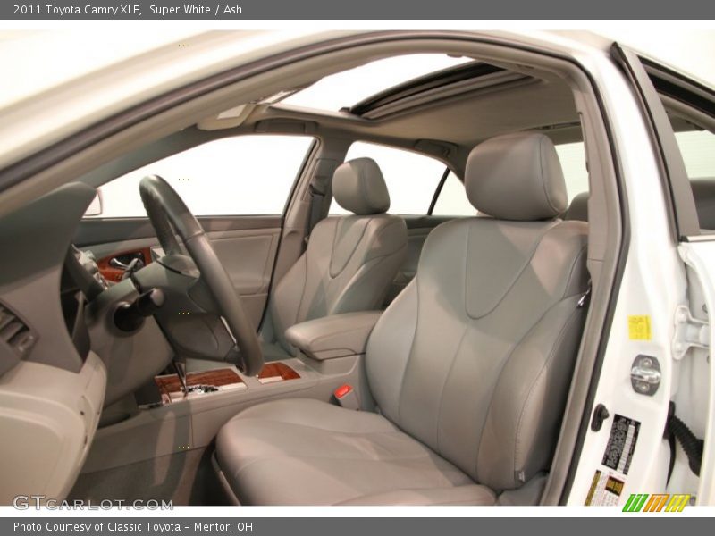 Super White / Ash 2011 Toyota Camry XLE