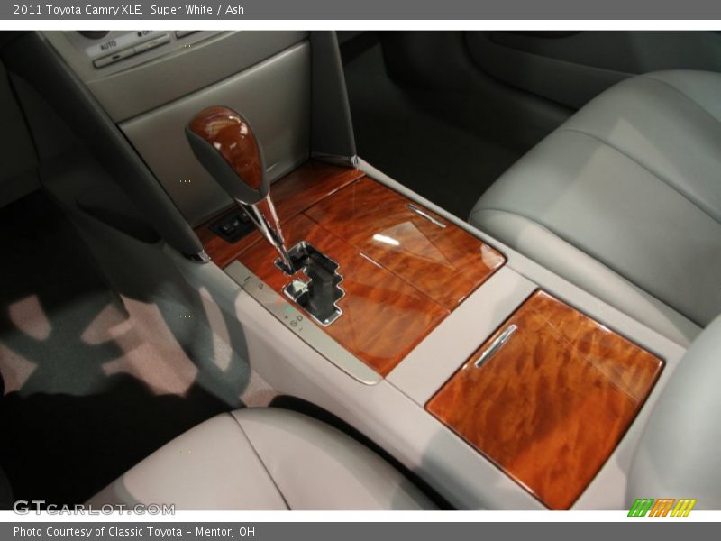 Super White / Ash 2011 Toyota Camry XLE