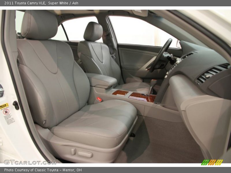 Super White / Ash 2011 Toyota Camry XLE