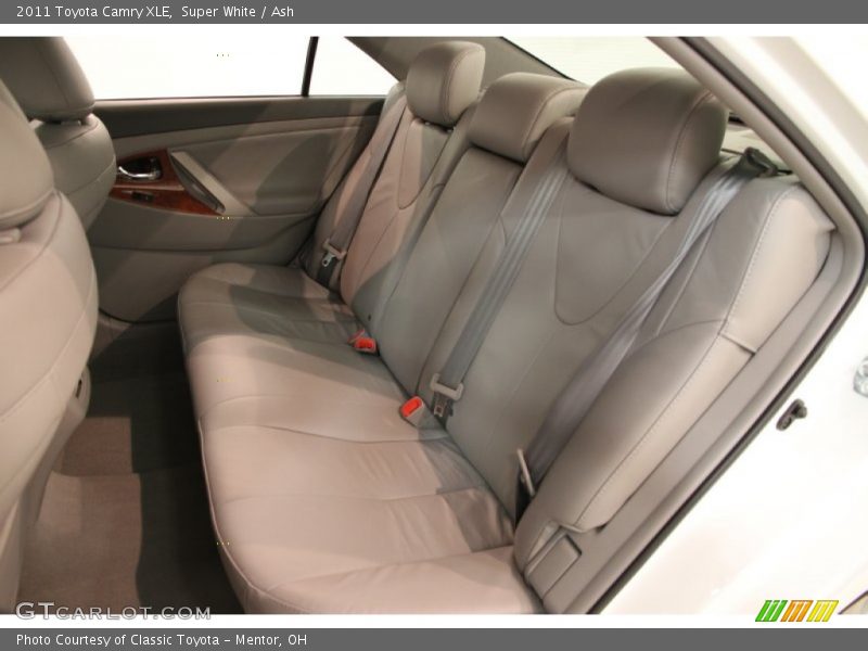 Super White / Ash 2011 Toyota Camry XLE