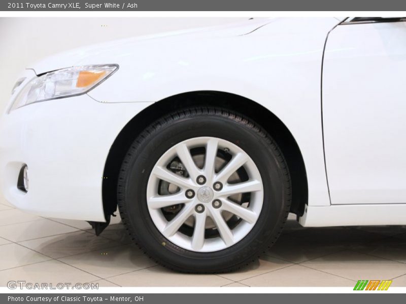 Super White / Ash 2011 Toyota Camry XLE