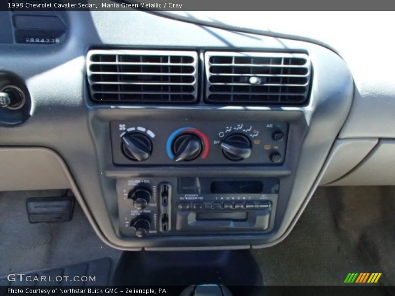 Manta Green Metallic / Gray 1998 Chevrolet Cavalier Sedan