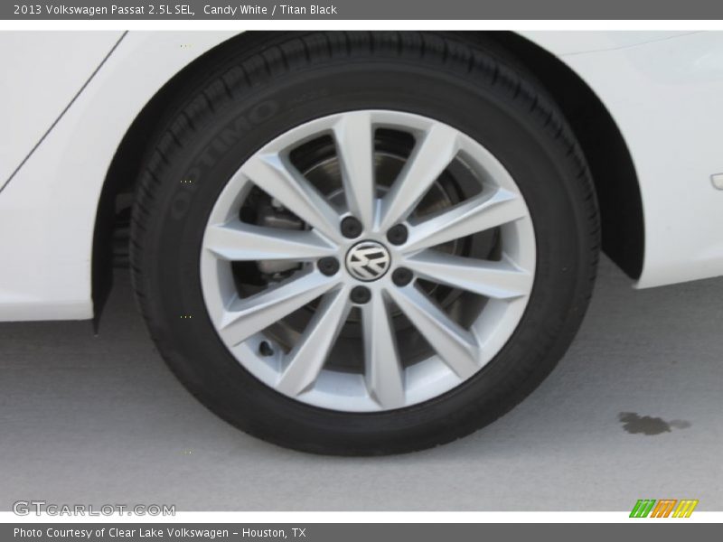 Candy White / Titan Black 2013 Volkswagen Passat 2.5L SEL
