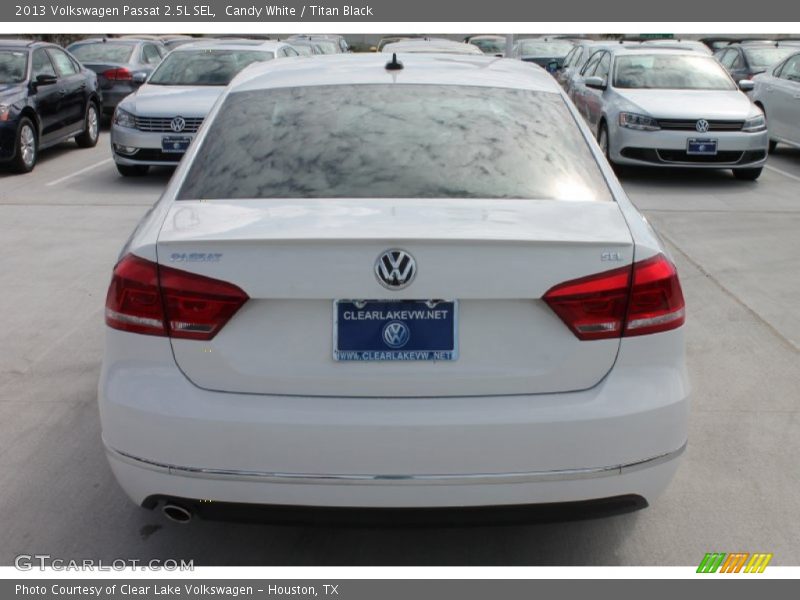 Candy White / Titan Black 2013 Volkswagen Passat 2.5L SEL